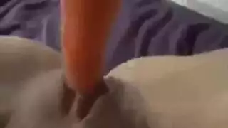 مشهد محرم أجنبي: لعبة الخضار تجعلها مستعدة لجنس جماعي