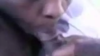 فتاة سودانية تأخذ قضيبًا ضخمًا بعمق في مهبلها الضيق