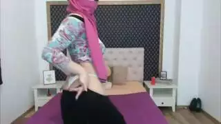 نجمات البورن الملكيات يأخذن عدة أذرع