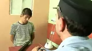 ضابط يسيطر ويضرب مؤخرة المشتبه به بعنف