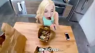 فتاة نحيلة تركب الزب بعمق في مشهد إباحي