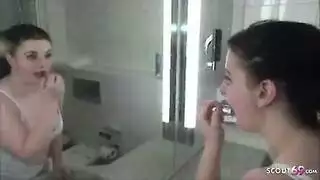 أخ وأخته يمارسان الجنس في الحمام بمشهد صريح