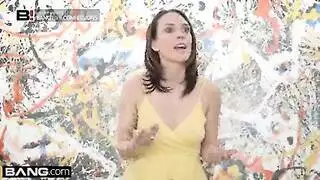 مبتلة ومجنونة، تعطي جارها الجديد نيك إباحي بعد المسبح