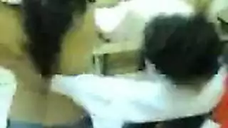 مصارعة الفريق: عاهرة تأخذ قضيبين بينما يسجل الصديق