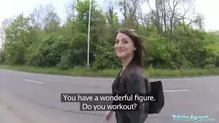 عاريه كلبه مال يستدرجها الي الحافله