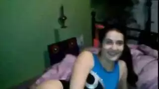  الرياضية المرنة كيتي تمتلئ فمها بالسائل المنوي ثم تمارس الجنس مع نفسها