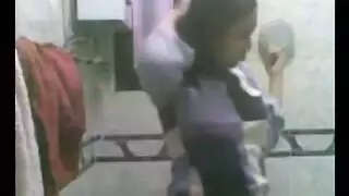 يتجسس على أخته وهي تلبس كيلوتها