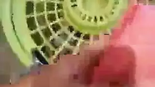 سراويل وردية، شفاه حمراء، طلاء أظافر أحمر لعاهرة