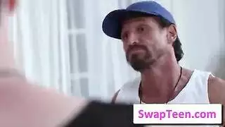 مشهد نادية ناباكوفا العنيف من الخلف مع ممثل إباحي أقرن قاسٍ