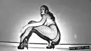 نادي نسائي حزم على مثليه الناضجة اليابانية