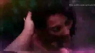 قبيلتان مثارتان تضربان المفاتيح وبعضهما البعض في فيلم بيانو إباحي صريح