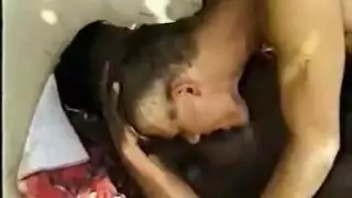 جنس جماعي على شاطئ البحر: عدة قضبان تملأ مراهقة إفريقية