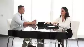 أنيسة كيت تستحم ثم تحصل على مؤخرتها مدفوعة من قبل صديقتها السمراء الحارة