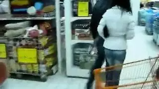 تئن مع كل هبوط، وعقلها المثير يتوسل للمزيد