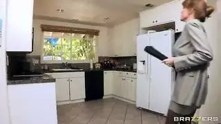 أميلف المكتب تتوسل للضربات الخشنة