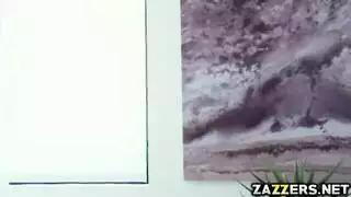 مشهد إباحي: قضيب ضخم يوسع مهبل الزوجة الصغيرة في جماع عنيف