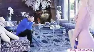 فتاة شقراء جذابة في جمعية نسائية تستمتع بنيك كسها الجامح مع زب صديقها القاسي