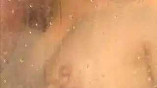 ميلف تصل للاورجازم وهي تتناك من عشيقها تحت الشاور