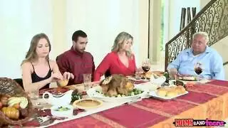 سكس ثلاثي ساخن على العشاء العائلي مع الشرموطة الناضجة والفتاة المراهقة الصغيرة