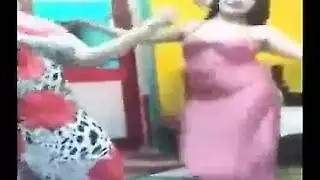 نسوان شراميط يرقصو بقمصان النوم في شقة دعارة