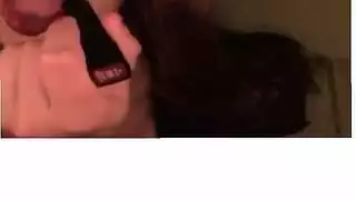 راقصة صغيرة تثير مهبلها حتى يصير مبللاً