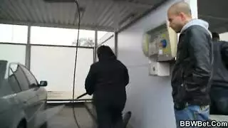 ثلاثي في حوض الاستحمام: زبان كبيران لفتاة ممتلئة