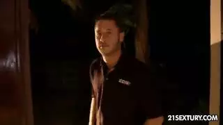 صديقتان تتحولان إلى أغلفة قضيب لفحل واحد موهوب