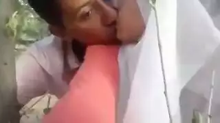 شاب مغربي يمصمص شفايف حبيبته | سكس مغربي