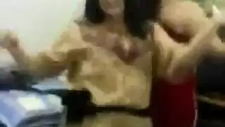 تعري مثير بقميص نوم حريري في بيت دعارة قبل حفلة جنس شرجي عنيفة