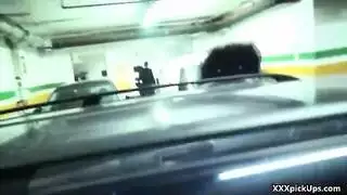 لحظة إباحية خام: حبيبها يهيمن على مؤخرتها الجذابة