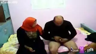 عاهرة عباية سوداء: مصة قوية ووضعية كلب خشنة في إباحية منزلية