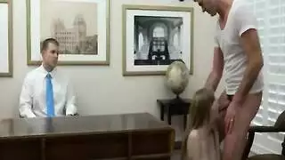 مراهقة روسية تنحني على مكتب العمل