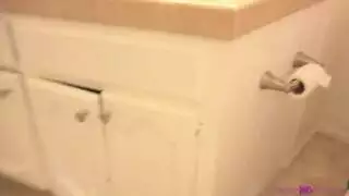 تشبيه لمراهقة مثيرة: جامحة في الحمام مع إنهاء بقذف على الوجه