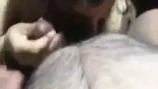 خيال الخنوع: الزوجة تأخذ القضيب العربي في فمها