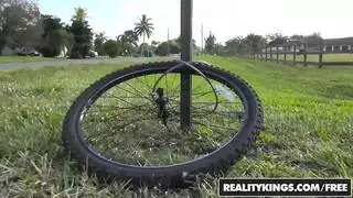 يمزق بطلونها