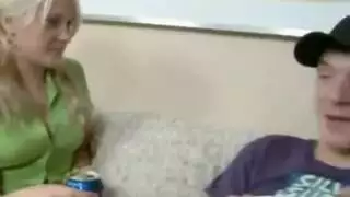 حصلت شقراء قرنية وسمراء سمراء وقذرة مع رجل مسن وفتاة كبيرة