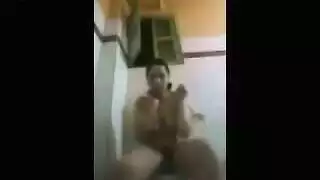 العاهرة العربية وقحة تتوسل للسائل المنوي على وجهها