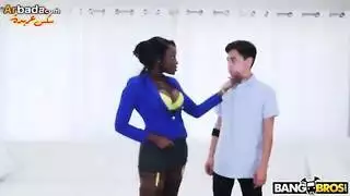 سمراء ذات مؤخرة سمينة تمتلئ فمها بقضيب أبيض