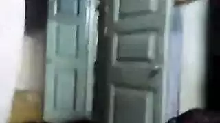 فتات صغيرة تفرك كسها