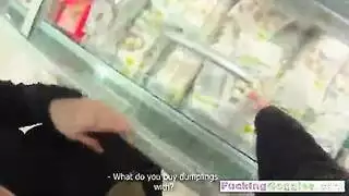 الرجل الرئيسي يدك مؤخرتها ويضغط على نهديها