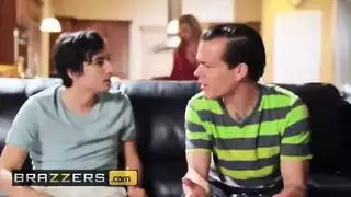 أم في فيلم إباحي عنيف: صديق الابن ينيكها على المنضدة