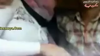 طالبة جامعية تُمسك وتُنادى بقوة في السيارة