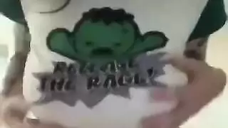 مشهد فتاتين: فتاة في زي تمص قضيبًا عملاقًا وصديقتها الساذجة تلعق البظر