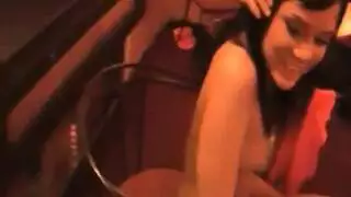 العاهرة الصامتة ساسومي تُضرب بقوة في حمالة صدر وسروال داخلي من الدانتيل الأسود