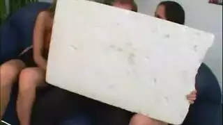 ثنائي جنسي عنيف: فتاتان مثارة تمارسان الجنس الشرجي مع صديقته العائدة