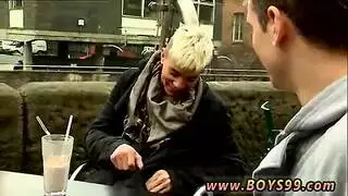 تأرجح ورك فتى الإيمو من أجل خيال جنسي صريح