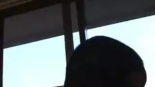 مؤخرة موشومة تُضرب بقضيب سميك 10 بوصات