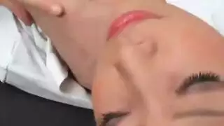 ممرضة سخيفة تري المريض كيف يخفف التوتر