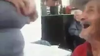 رجل كبير السن يمص ويلعق حلماتها في مشهد بورنو