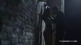 استئجار عاهرة لتقييدها، مداعبة كسها، ثم ركوب زبه الثخين